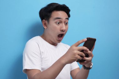 Mutlu adam akıllı telefon arayan şok