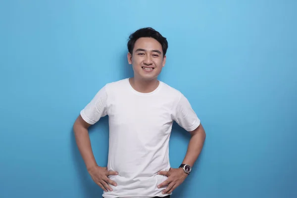 Plantilla de camisa blanca, modelo masculino con camisa blanca sobre fondo azul —  Fotos de Stock