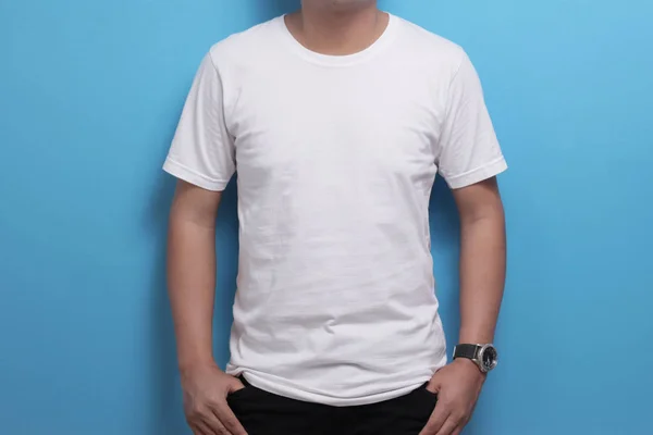 White shirt template, male model wearing white shirt against blue background — 스톡 사진