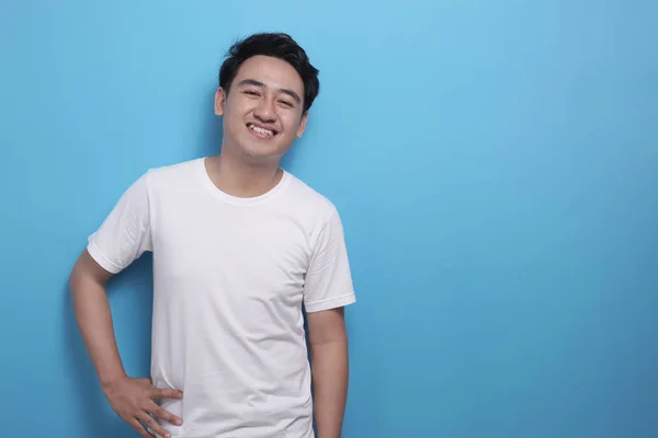 Feliz joven asiático hombre sonriendo a la cámara — Foto de Stock