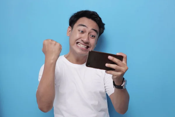 Divertido joven asiático chico jugando juegos en la tableta — Foto de Stock