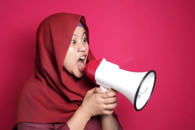 Genç İş Kadını Kızgın, Megafonla Çığlık Atıyor