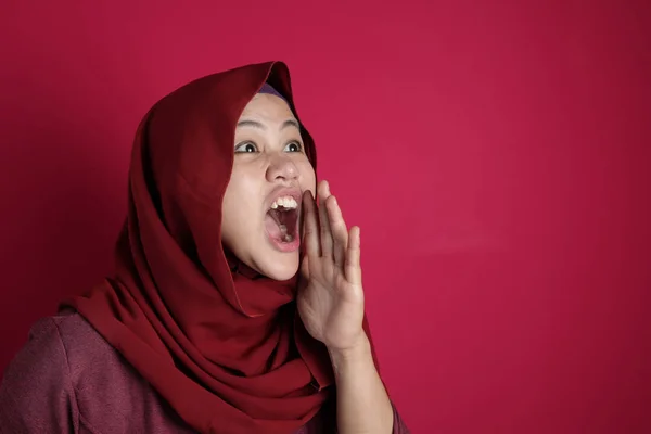 Perempuan Muslim Berteriak dan Berteriak — Stok Foto