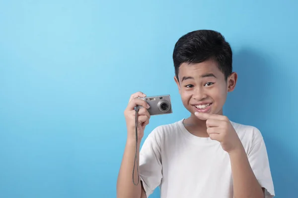 Feliz asiático chico haciendo fotografía — Foto de Stock