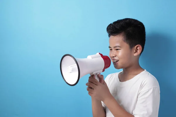 Asiático chico gritando con megáfono — Foto de Stock