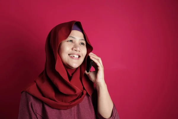 Senhora Muçulmana Falando ao telefone, Expressão Sorrindo — Fotografia de Stock