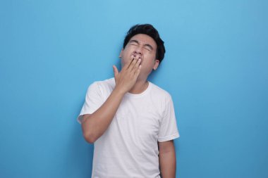 Uykucu Yorgun Genç Adam Esniyor