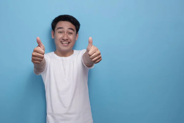Genç Adam Göstererek Thumbs Up Jest Ok İşareti — Stok fotoğraf