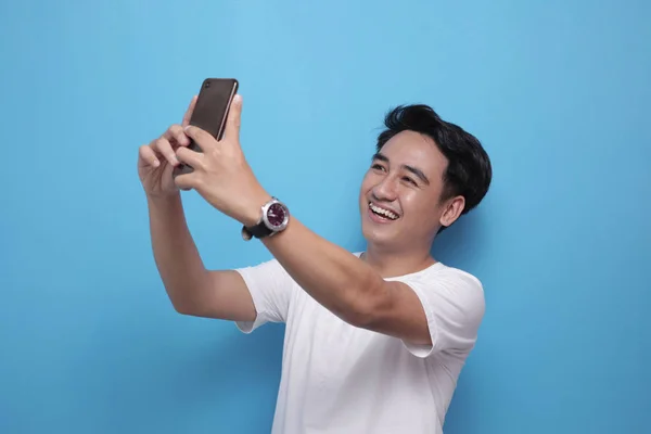 Happy young man taking selfie photograph by phone — 图库照片