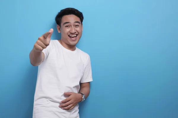 Asiatisk ung man pekar framåt, tittar på kameran — Stockfoto