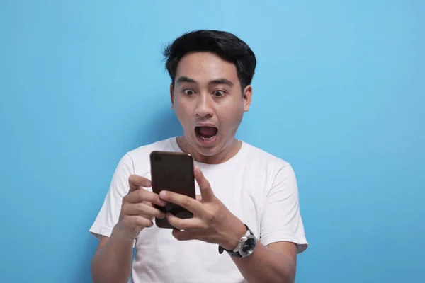 Impresionado hombre feliz mirando el teléfono inteligente — Foto de Stock