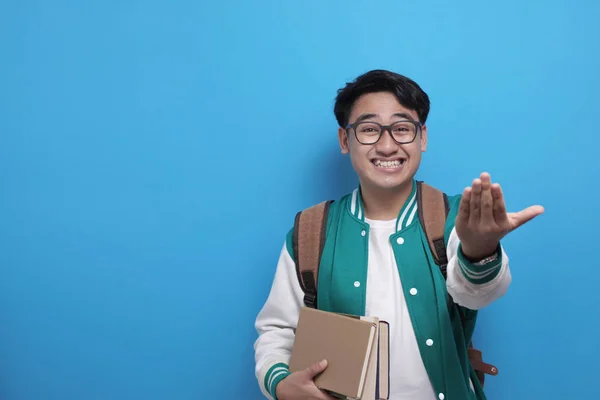 Молодий азіат, який посміхається і дзвонить, робить жест вручну, маркетинг концепції — стокове фото