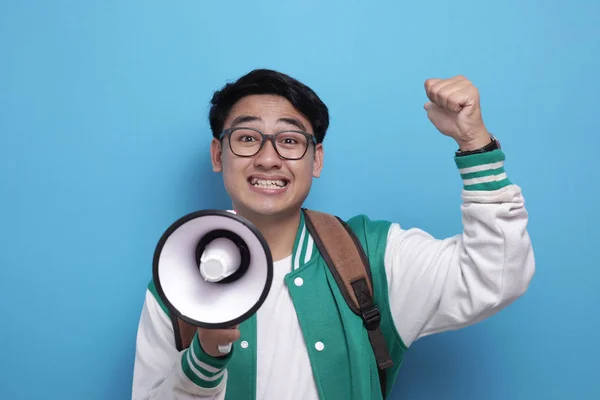 Joven Asiático Estudiante Masculino Con Megáfono Publicidad Concepto, expresión sonriente — Foto de Stock