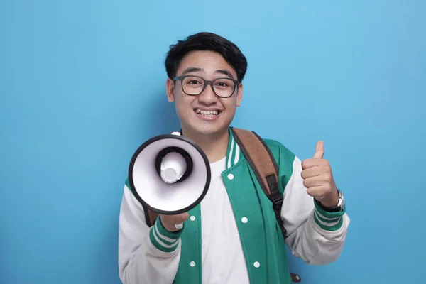 मेगाफोन विज्ञापन अवधारणा के साथ युवा एशियाई पुरुष छात्र, एस — स्टॉक फ़ोटो, इमेज