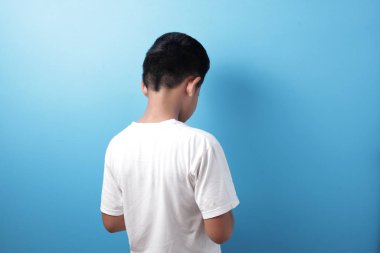 Üzgün çocuğun arka görünüşü, kopya alanı ile zorbalık konsepti.