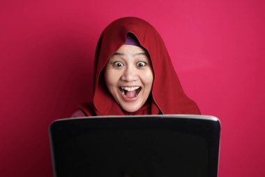 Başörtüsü kullanan Asyalı Müslüman kadınlar şaşırmış ve mutlu görünüyorlar.