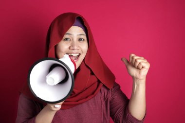 Müslüman İşkadını Megaphon ile Bir Şey Arıyor veya Sunuyor