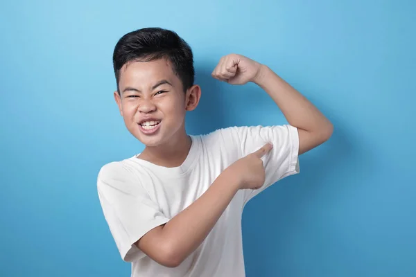 Fuerte sano asiático chico muestra su músculo — Foto de Stock