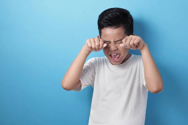 Сумний азіатський хлопчик плаче — стокове фото