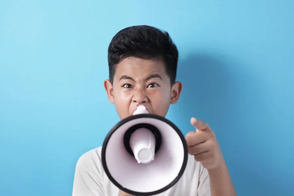 Menino gritando com megafone — Fotografia de Stock