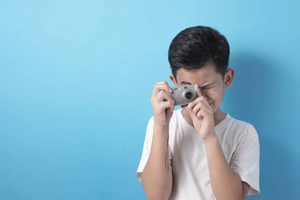 Menino asiático feliz fazendo fotografia — Fotografia de Stock