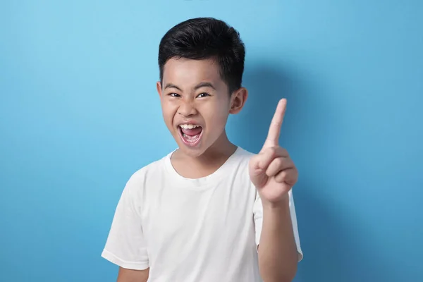 Feliz asiático chico apuntando dedo arriba, tener idea gesto — Foto de Stock