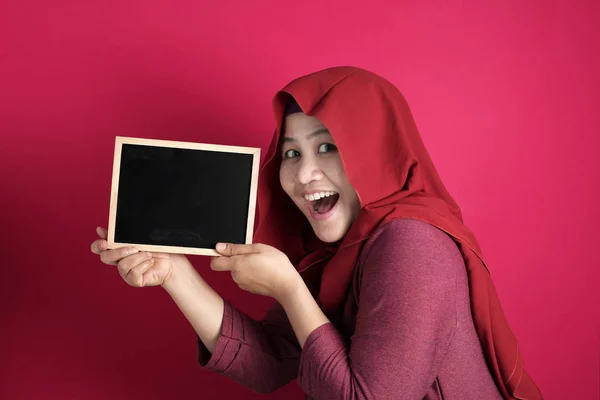 Slimme aziatische moslim vrouw glimlachen op camera en het tonen van lege Bl — Stockfoto