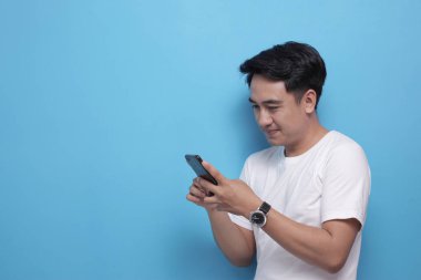 Mutlu gülümseyerek telefonundan sohbet mesaj okuma genç adam