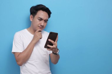 Akıllı Telefonda Sohbet Ederken Genç Adam Düşünme