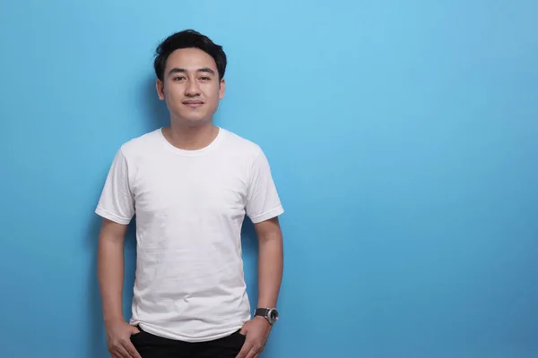 White shirt template, male model wearing white shirt against blue background — 스톡 사진