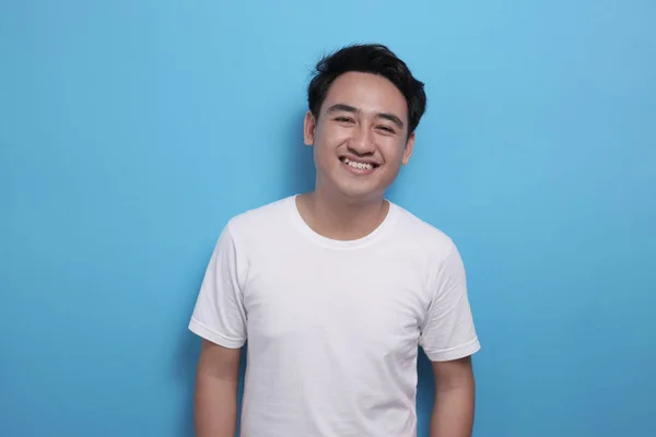 Feliz joven asiático hombre sonriendo a la cámara — Foto de Stock