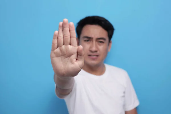 Joven muestra stop gesto con enfoque selectivo —  Fotos de Stock