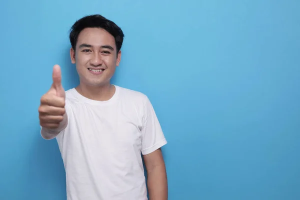 Genç Adam Göstererek Thumbs Up Jest Ok İşareti — Stok fotoğraf