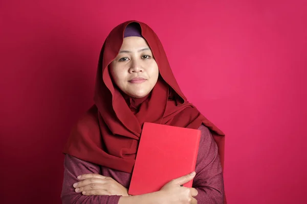 Gelukkige moslim dame met boek — Stockfoto