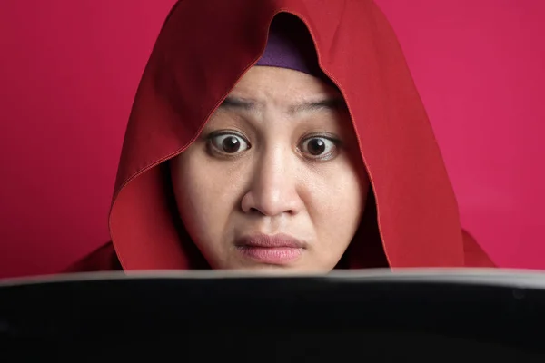 Musulmana Empresaria Trabajando en Laptop Sorprendido gesto aturdido —  Fotos de Stock