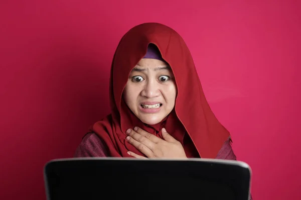 Musulmana Empresaria Trabajando en Laptop Sorprendido gesto aturdido —  Fotos de Stock