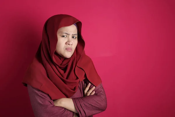 カメラを見て怒っているイスラム教徒の女性 — ストック写真