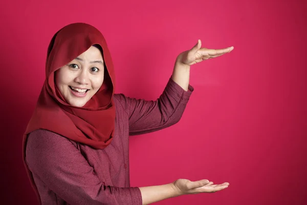 Senhora Muçulmana Apresentando Algo Entre Suas Mãos com Copy Spa — Fotografia de Stock