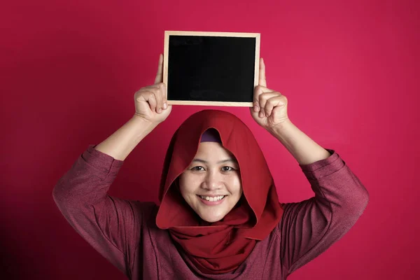 Slimme aziatische moslim vrouw glimlachen op camera en het tonen van lege Bl — Stockfoto