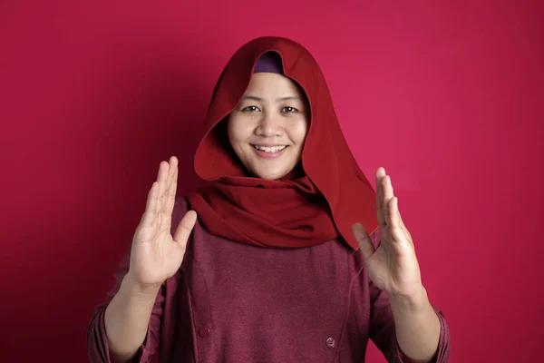 ムスリム女性はコピースパで手の間に何かを提示 — ストック写真