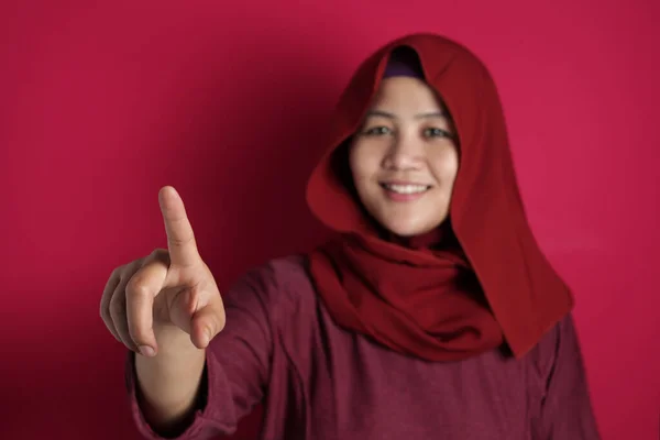 Mujer musulmana sonriendo y señalando o tocando la pantalla virtual en —  Fotos de Stock