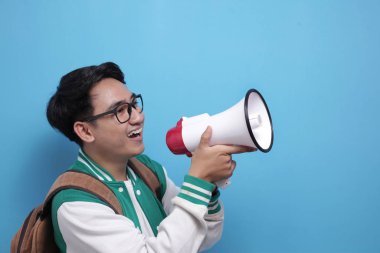 Megafon Reklamları Konsepti ve Gülümseyen İfadesiyle Genç Asyalı Erkek