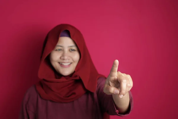 Wanita Muslim Senyum dan Menunjuk atau Menyentuh Layar Virtual pada — Stok Foto