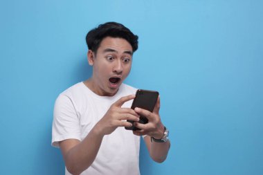 Mutlu adam akıllı telefon arayan şok