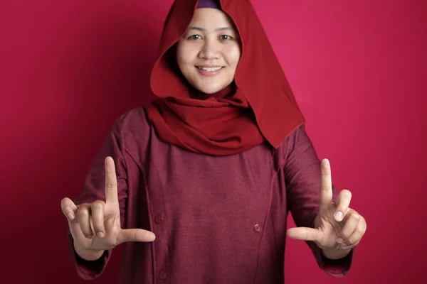 Muslimská dáma představuje něco mezi rukama s kopírovacími lázněmi — Stock fotografie