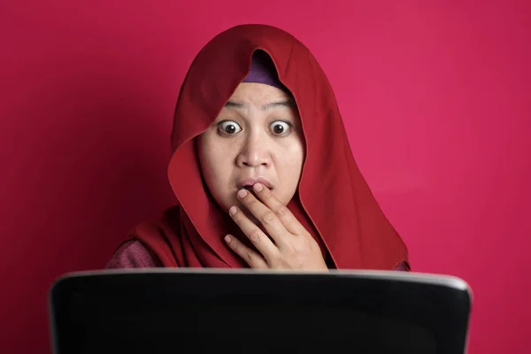 Muzulmán üzletasszony dolgozik Laptop döbbenve, döbbenten gesztus — Stock Fotó