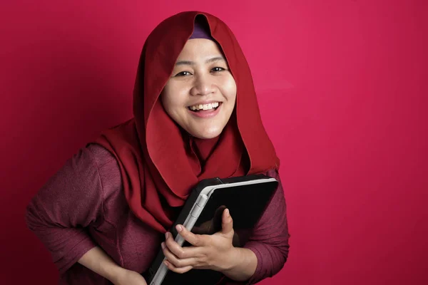 Muzułmańska kobieta trzyma laptopa — Zdjęcie stockowe