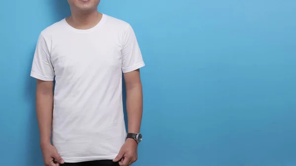 Beyaz gömlek şablonu, erkek model mavi arka planda beyaz gömlek giyiyor. — Stok fotoğraf