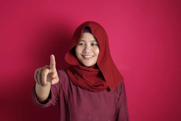 Mulher Muçulmana Sorrindo e Apontando ou Tocando Tela Virtual em — Fotografia de Stock