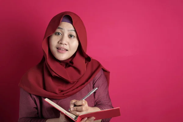 Gelukkig zelfverzekerd succesvolle Aziatische moslim vrouw dragen hijab wri — Stockfoto